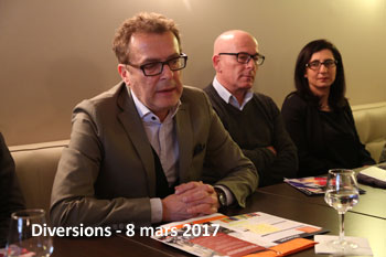 Thierry Morton, adjoint au commerce de la Ville de Besançon, Michel Mechiet, directeur de la librairie L'Intranquille et Nadia Kurdabak, directrice des Nouvelles Galeries, le 8 mars 2017 à Besançon 