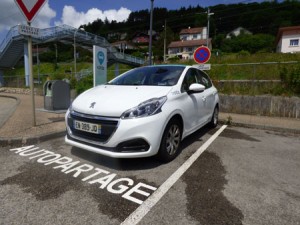 Le véhicule d'autopartage CITIZ à la gare de Baume-les-Dames 