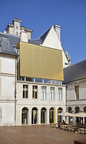 Toit doré dans la cour de Bar - Photo : musée des Beaux-Arts de Dijon/F. Jay