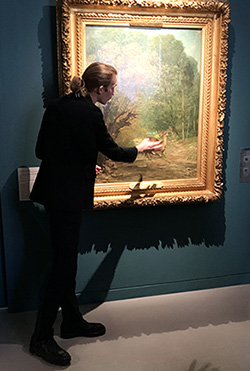 Benjamin Foudral présentant Le chevreuil chassé aux écoutes de Hustave Courbet, prêt du musée des beaux-arts de Nice - Photo : Diversions