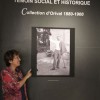 Véronique de Grivel devant la collection de photographies familiale